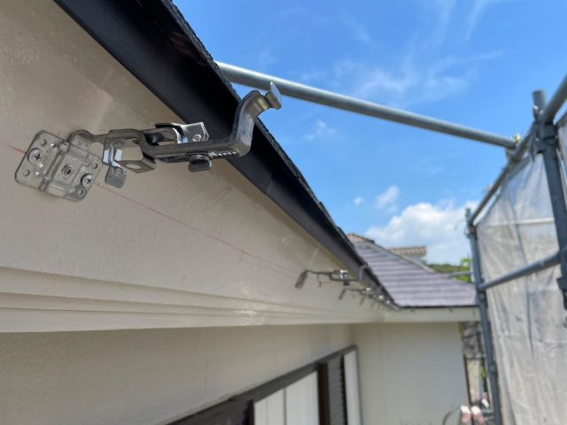 小野市の雨樋交換における墨出しと金具取り付け